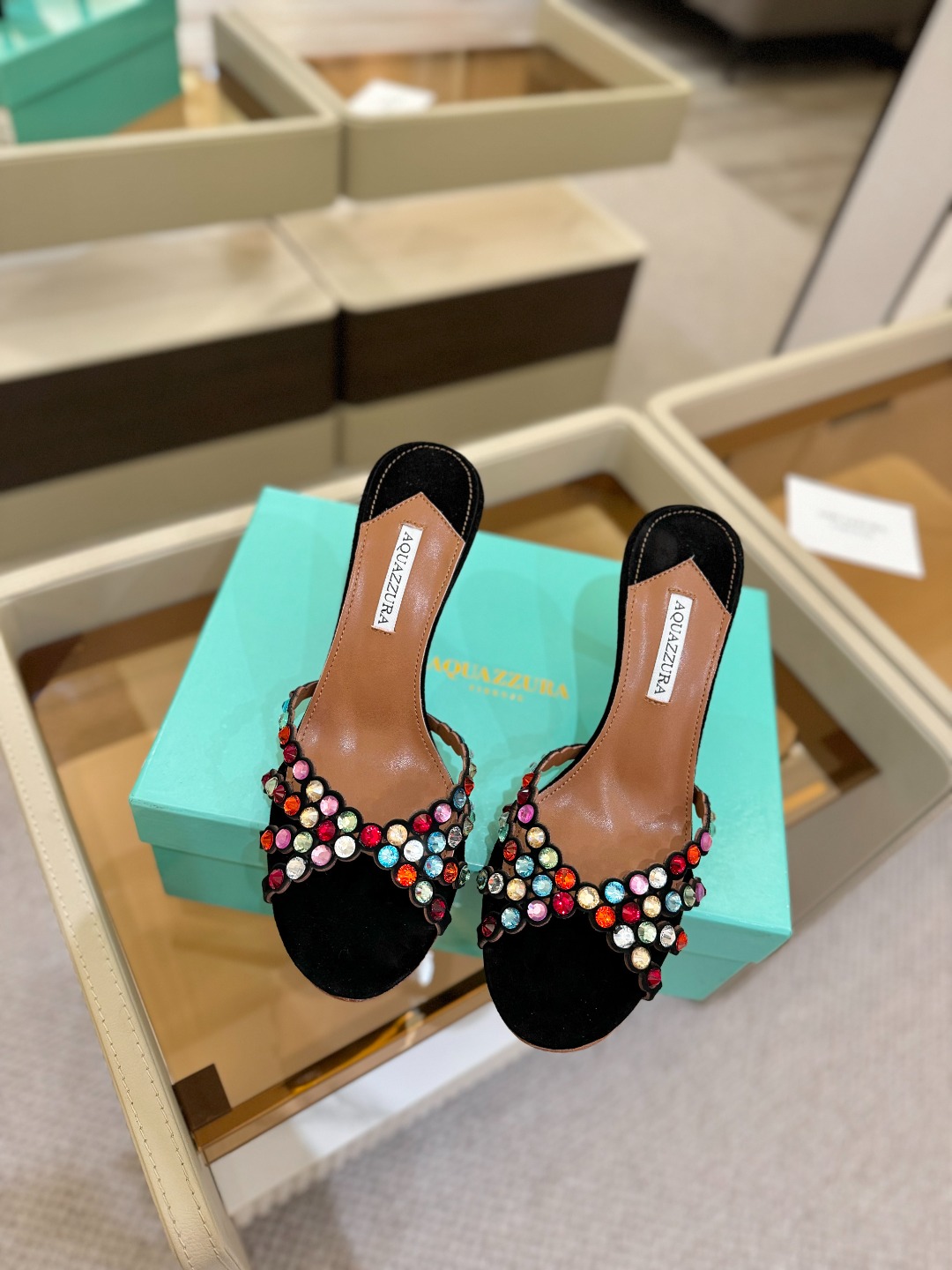 
Aquazzura   菠萝     𝐒𝐒  𝐧𝐞𝐰春夏新品高跟凉鞋。满满的钻，超闪 🌸((☀️⥎☀️
