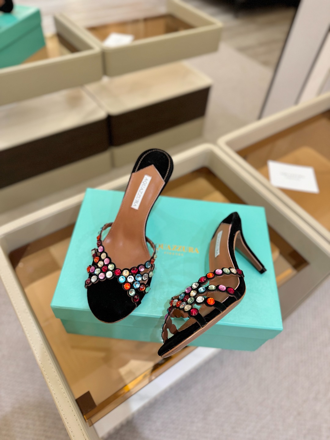 
Aquazzura   菠萝     𝐒𝐒  𝐧𝐞𝐰春夏新品高跟凉鞋。满满的钻，超闪 🌸((☀️⥎☀️