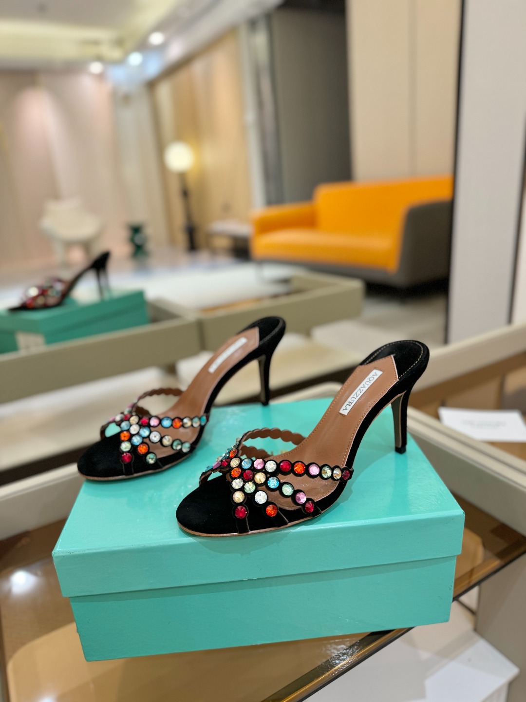 
Aquazzura   菠萝     𝐒𝐒  𝐧𝐞𝐰春夏新品高跟凉鞋。满满的钻，超闪 🌸((☀️⥎☀️