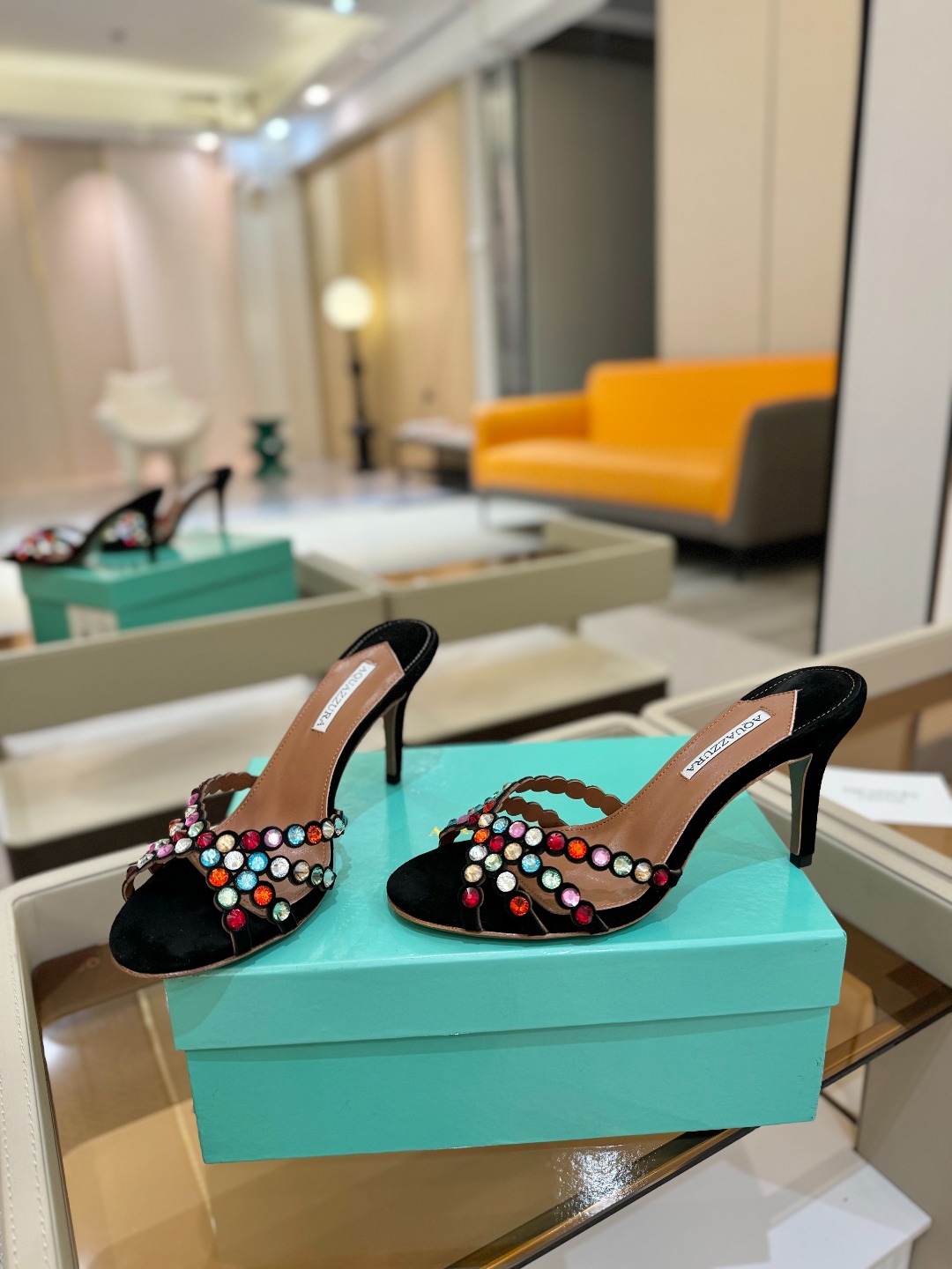 
Aquazzura   菠萝     𝐒𝐒  𝐧𝐞𝐰春夏新品高跟凉鞋。满满的钻，超闪 🌸((☀️⥎☀️