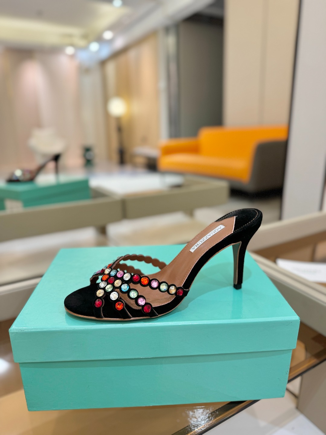 
Aquazzura   菠萝     𝐒𝐒  𝐧𝐞𝐰春夏新品高跟凉鞋。满满的钻，超闪 🌸((☀️⥎☀️