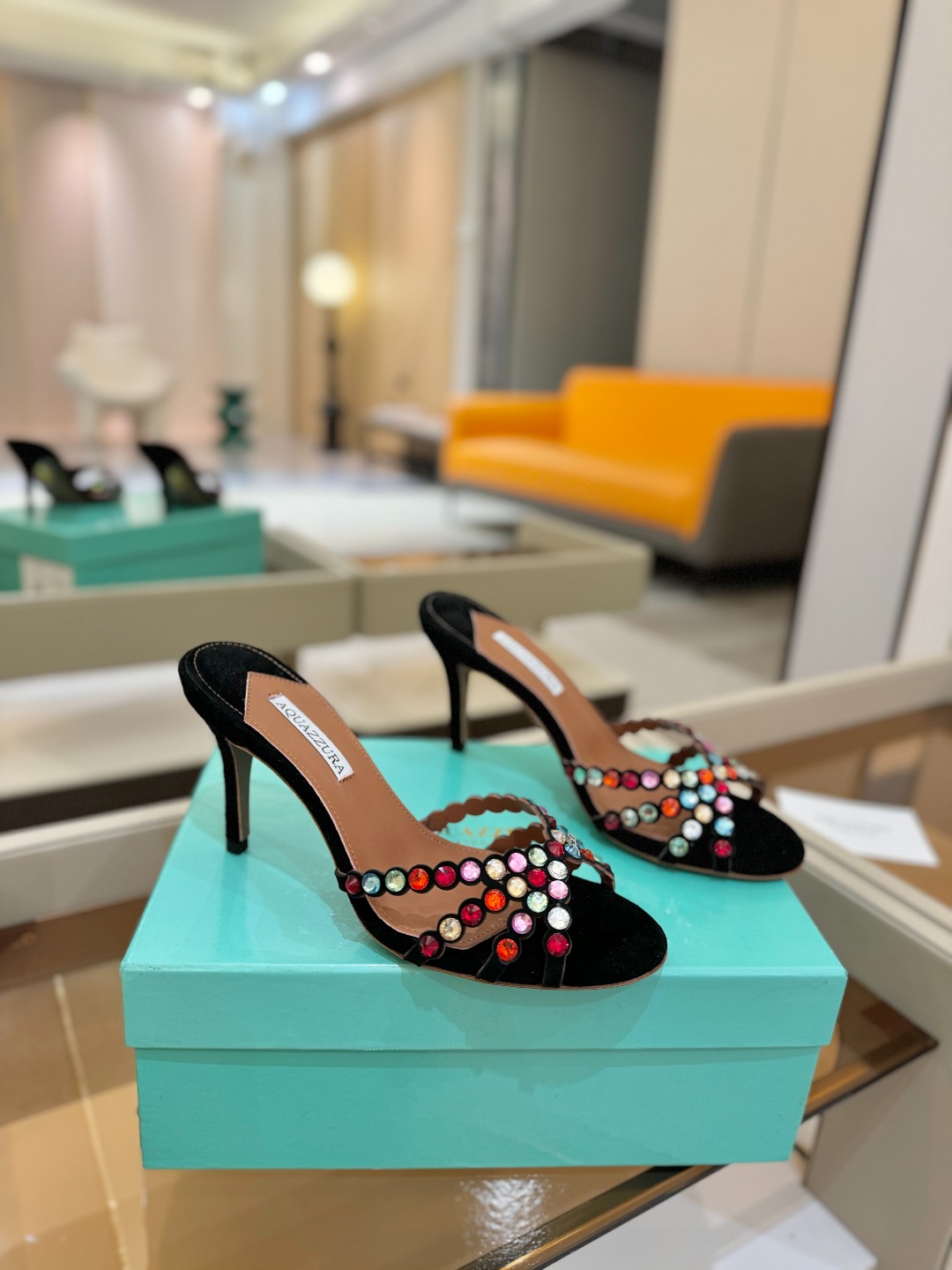 
Aquazzura   菠萝     𝐒𝐒  𝐧𝐞𝐰春夏新品高跟凉鞋。满满的钻，超闪 🌸((☀️⥎☀️