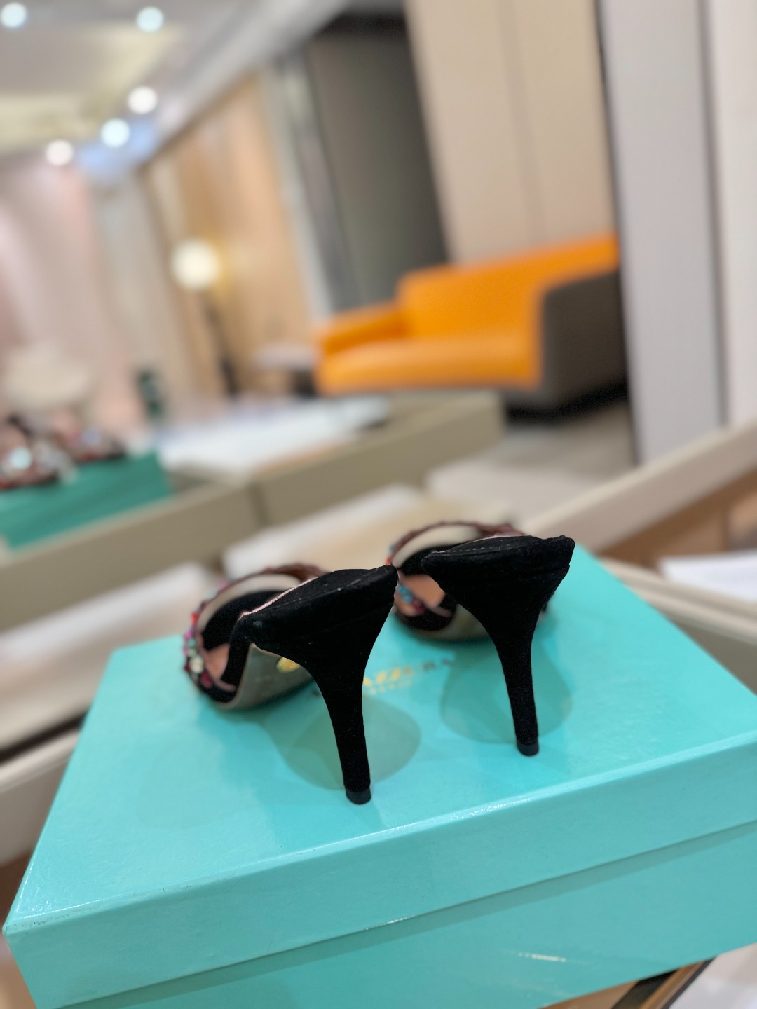 
Aquazzura   菠萝     𝐒𝐒  𝐧𝐞𝐰春夏新品高跟凉鞋。满满的钻，超闪 🌸((☀️⥎☀️