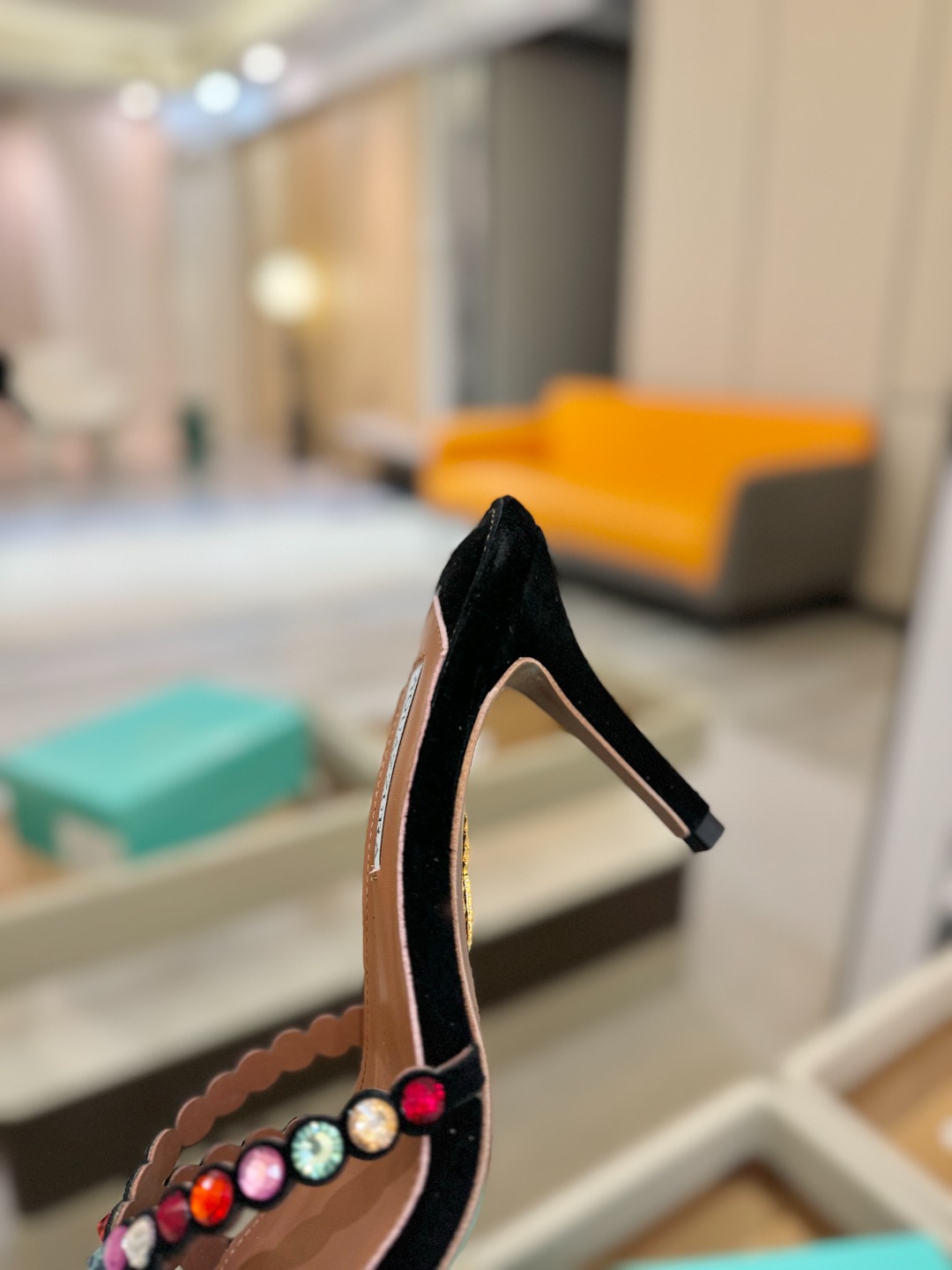 
Aquazzura   菠萝     𝐒𝐒  𝐧𝐞𝐰春夏新品高跟凉鞋。满满的钻，超闪 🌸((☀️⥎☀️