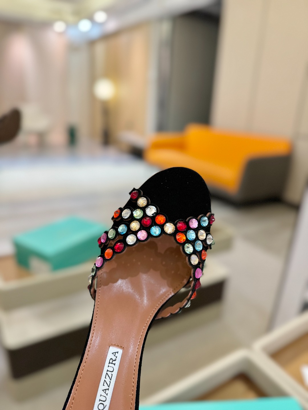 
Aquazzura   菠萝     𝐒𝐒  𝐧𝐞𝐰春夏新品高跟凉鞋。满满的钻，超闪 🌸((☀️⥎☀️