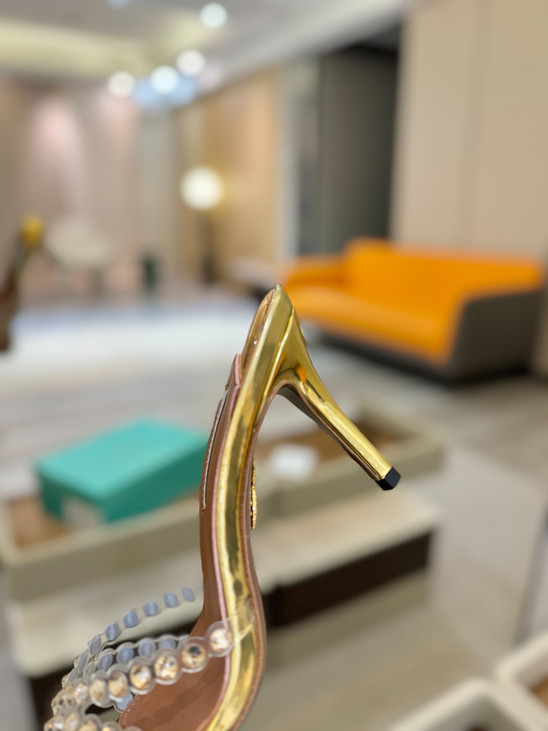 
Aquazzura   菠萝     𝐒𝐒  𝐧𝐞𝐰春夏新品高跟凉鞋。满满的钻，超闪 🌸((☀️⥎☀️