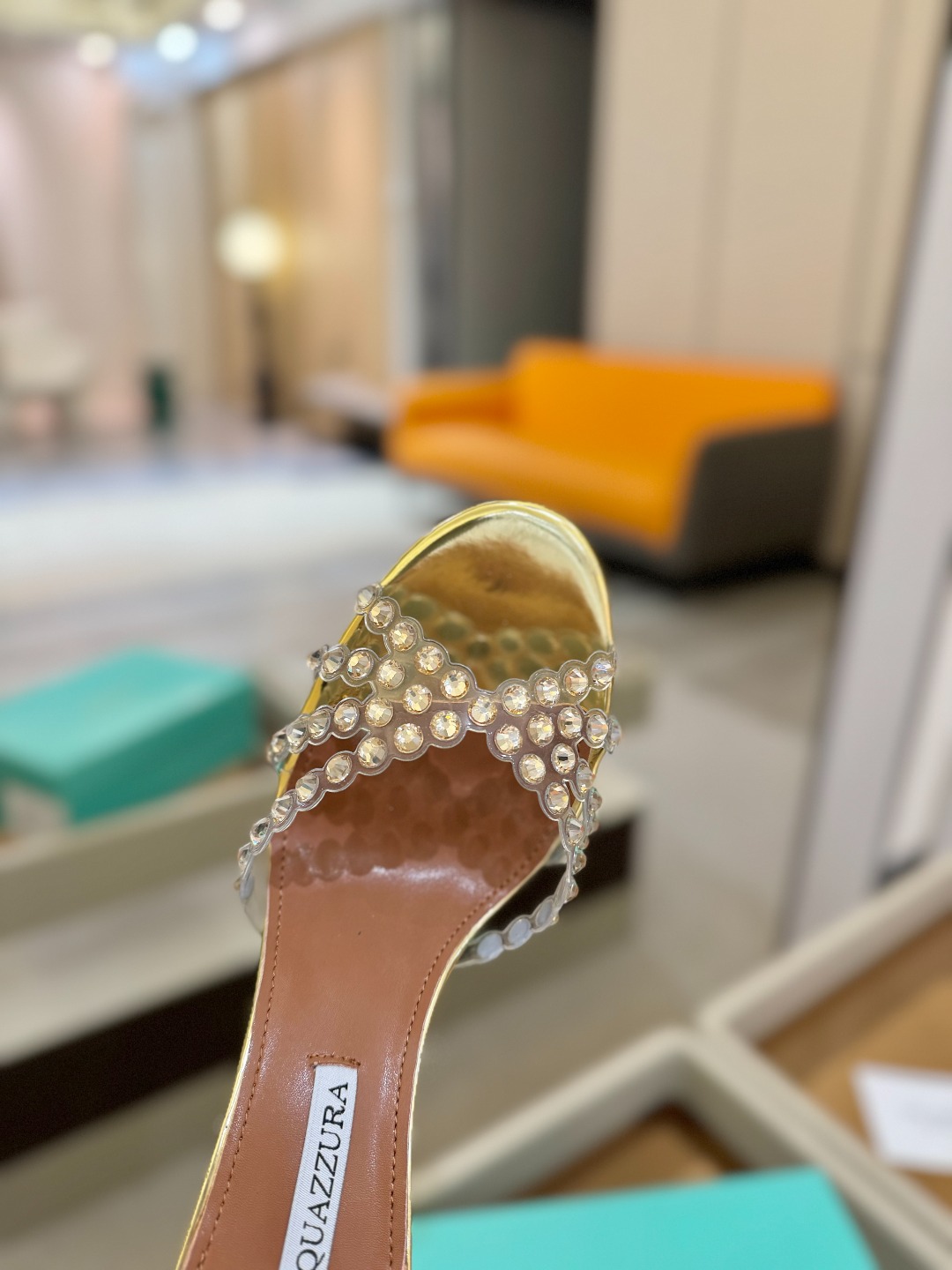 
Aquazzura   菠萝     𝐒𝐒  𝐧𝐞𝐰春夏新品高跟凉鞋。满满的钻，超闪 🌸((☀️⥎☀️