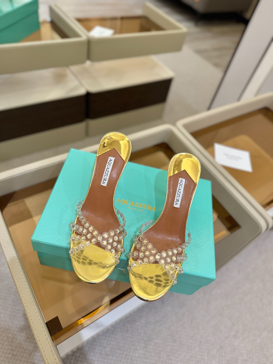 
Aquazzura   菠萝     𝐒𝐒  𝐧𝐞𝐰春夏新品高跟凉鞋。满满的钻，超闪 🌸((☀️⥎☀️