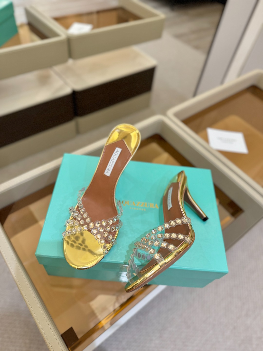 
Aquazzura   菠萝     𝐒𝐒  𝐧𝐞𝐰春夏新品高跟凉鞋。满满的钻，超闪 🌸((☀️⥎☀️