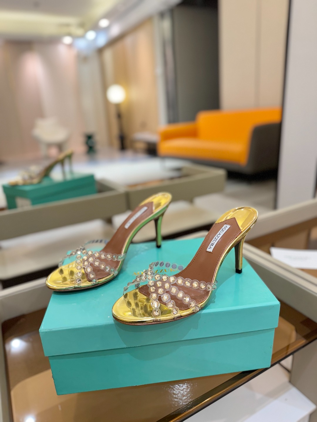 
Aquazzura   菠萝     𝐒𝐒  𝐧𝐞𝐰春夏新品高跟凉鞋。满满的钻，超闪 🌸((☀️⥎☀️