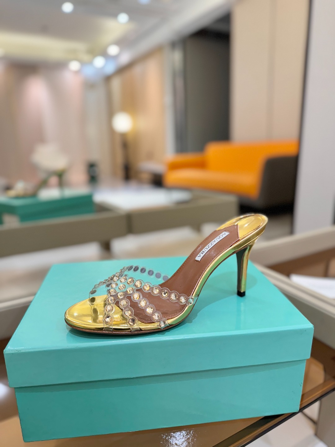 
Aquazzura   菠萝     𝐒𝐒  𝐧𝐞𝐰春夏新品高跟凉鞋。满满的钻，超闪 🌸((☀️⥎☀️