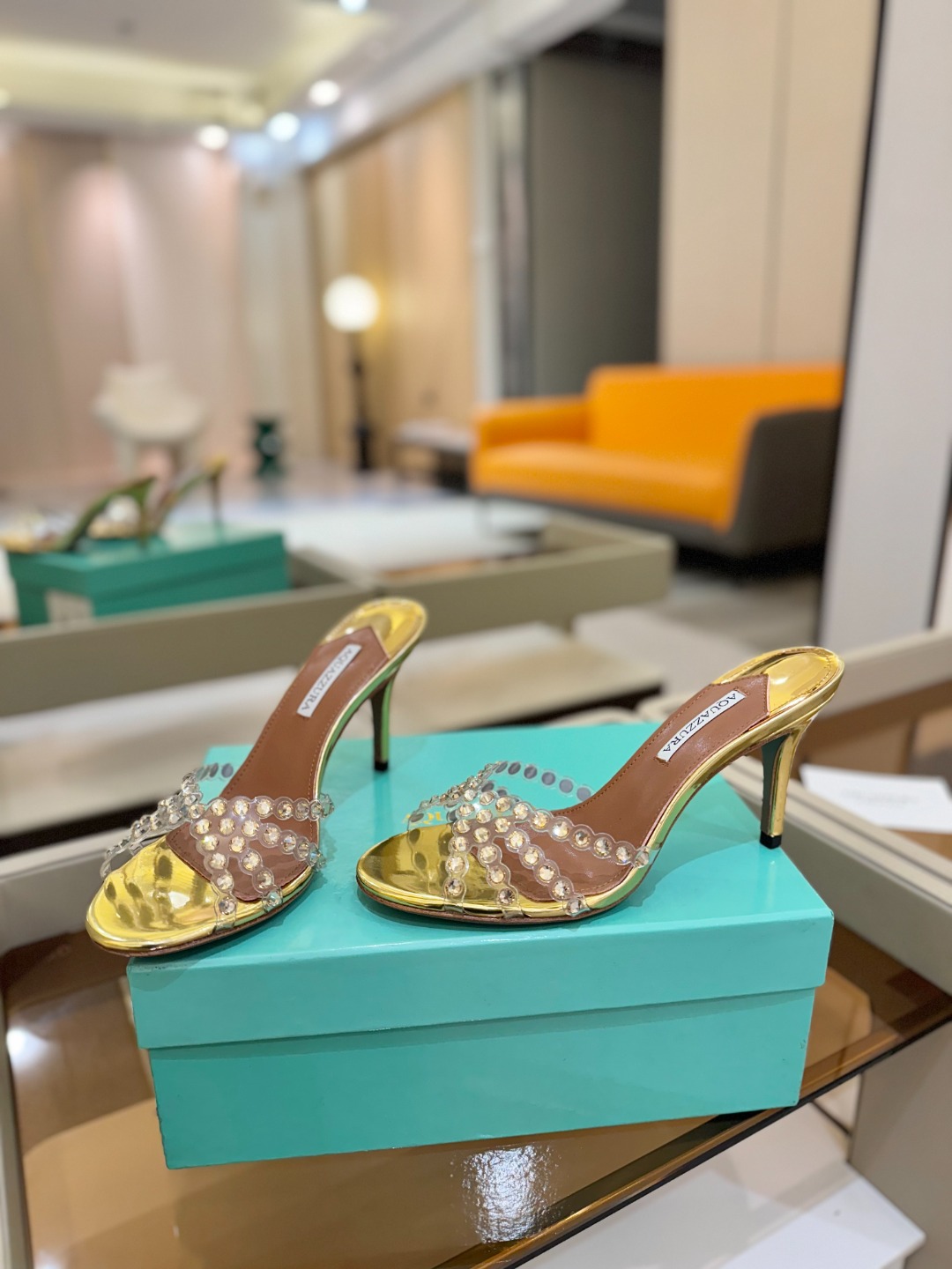 
Aquazzura   菠萝     𝐒𝐒  𝐧𝐞𝐰春夏新品高跟凉鞋。满满的钻，超闪 🌸((☀️⥎☀️