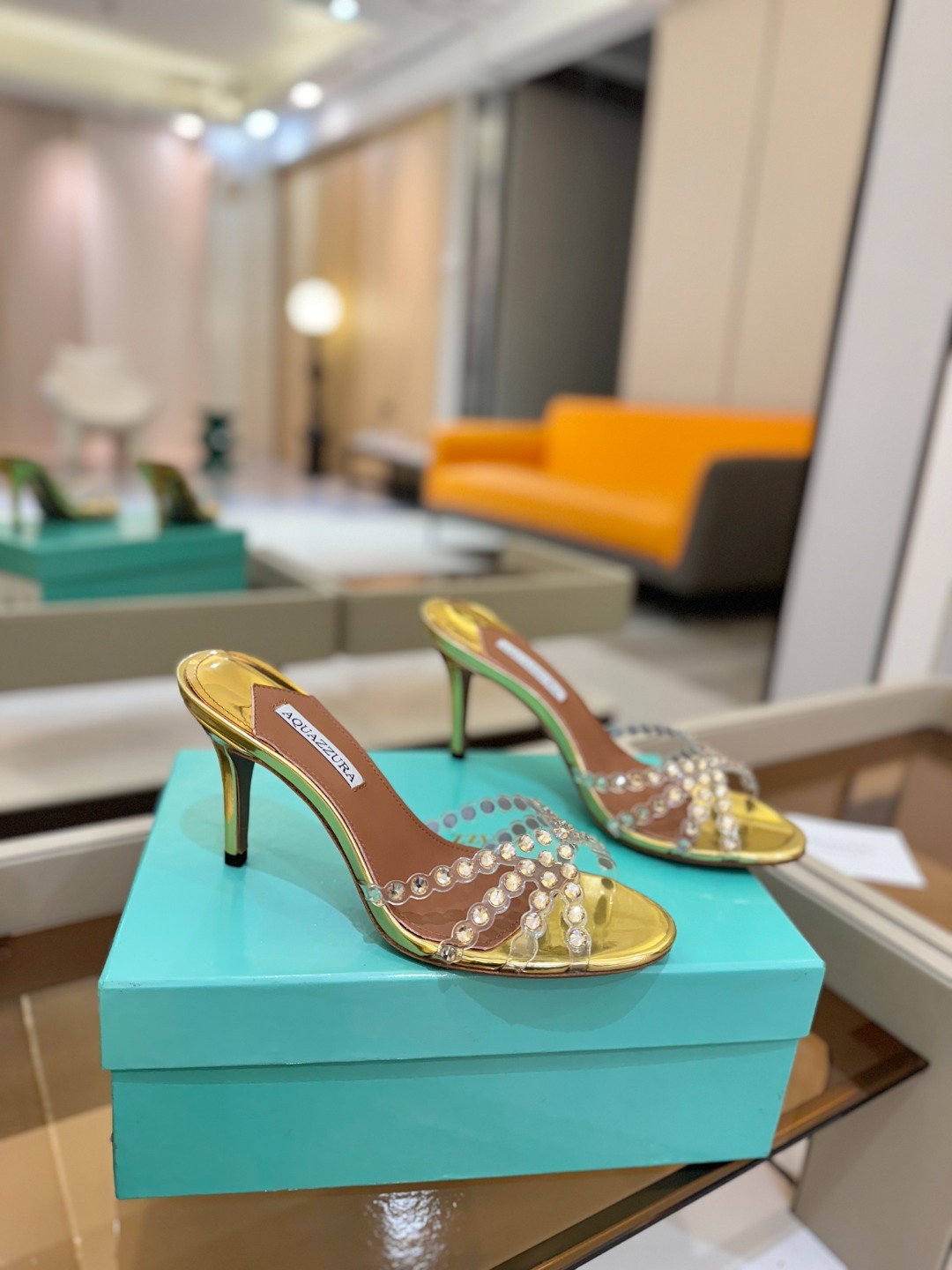 
Aquazzura   菠萝     𝐒𝐒  𝐧𝐞𝐰春夏新品高跟凉鞋。满满的钻，超闪 🌸((☀️⥎☀️