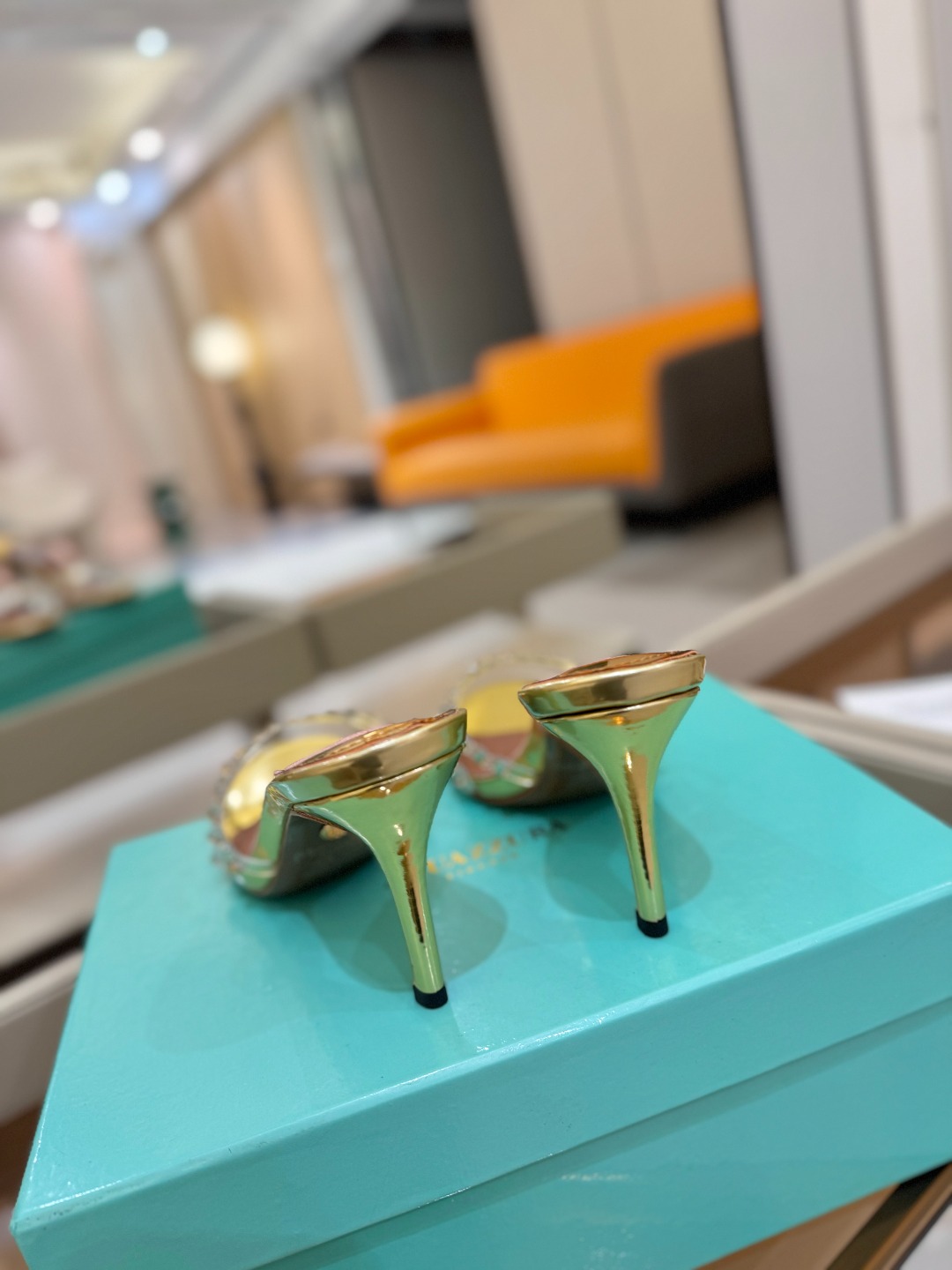 
Aquazzura   菠萝     𝐒𝐒  𝐧𝐞𝐰春夏新品高跟凉鞋。满满的钻，超闪 🌸((☀️⥎☀️