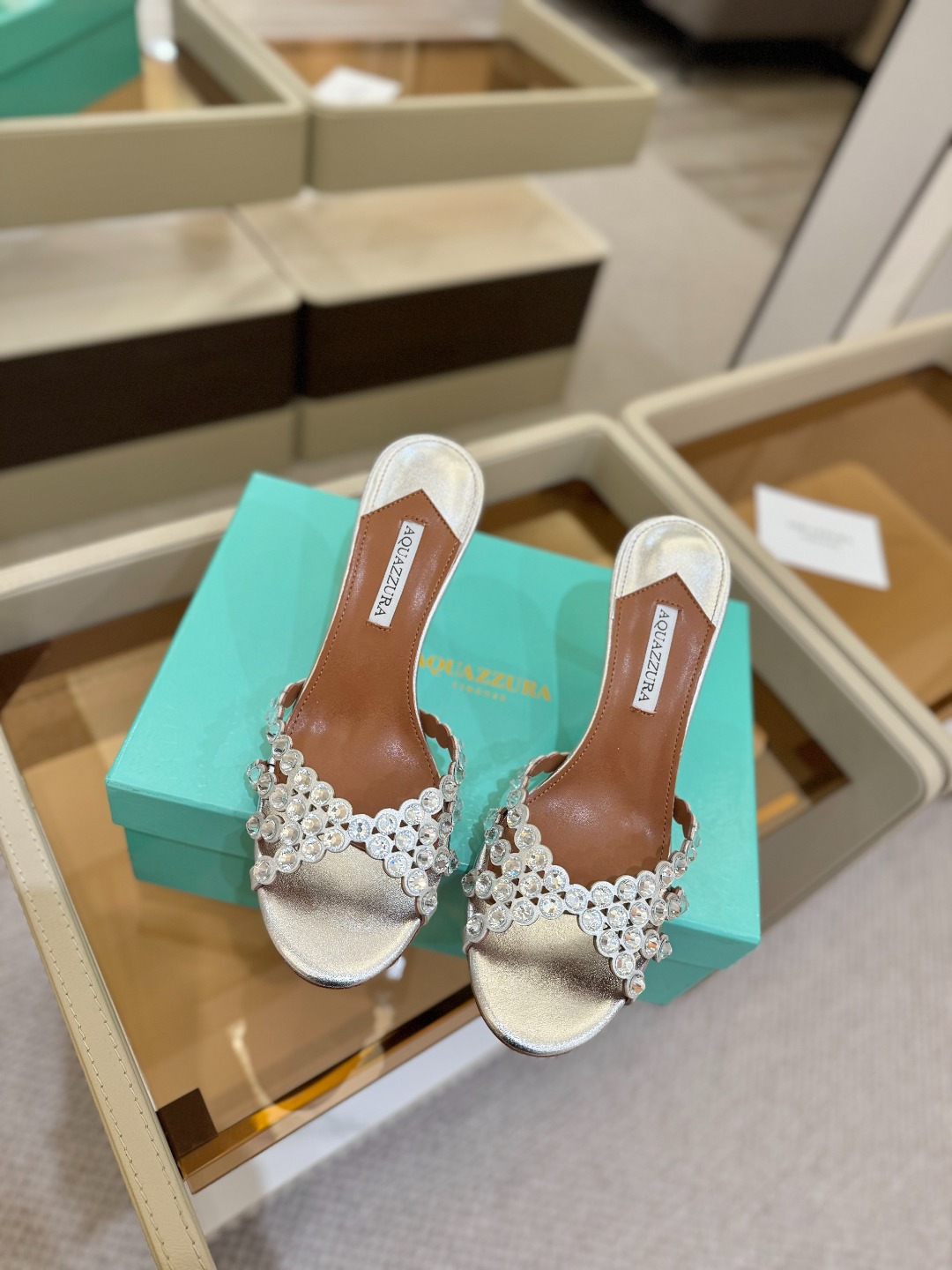 
Aquazzura   菠萝     𝐒𝐒  𝐧𝐞𝐰春夏新品高跟凉鞋。满满的钻，超闪 🌸((☀️⥎☀️