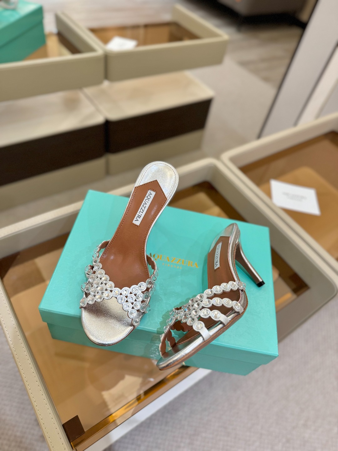 
Aquazzura   菠萝     𝐒𝐒  𝐧𝐞𝐰春夏新品高跟凉鞋。满满的钻，超闪 🌸((☀️⥎☀️