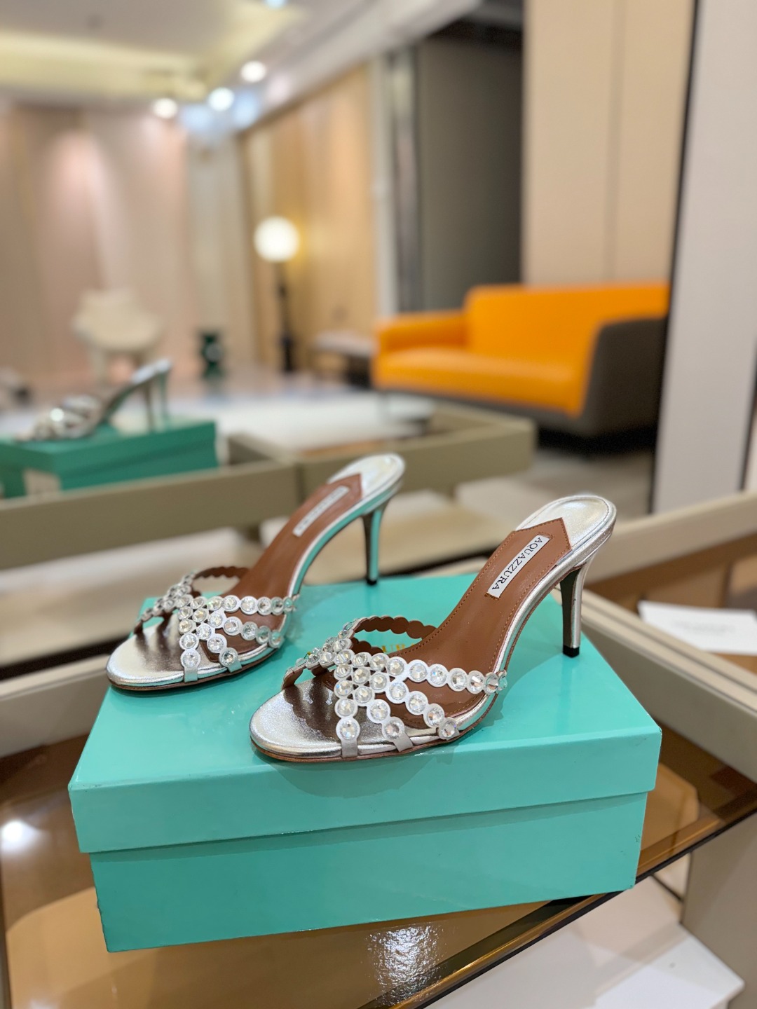 
Aquazzura   菠萝     𝐒𝐒  𝐧𝐞𝐰春夏新品高跟凉鞋。满满的钻，超闪 🌸((☀️⥎☀️