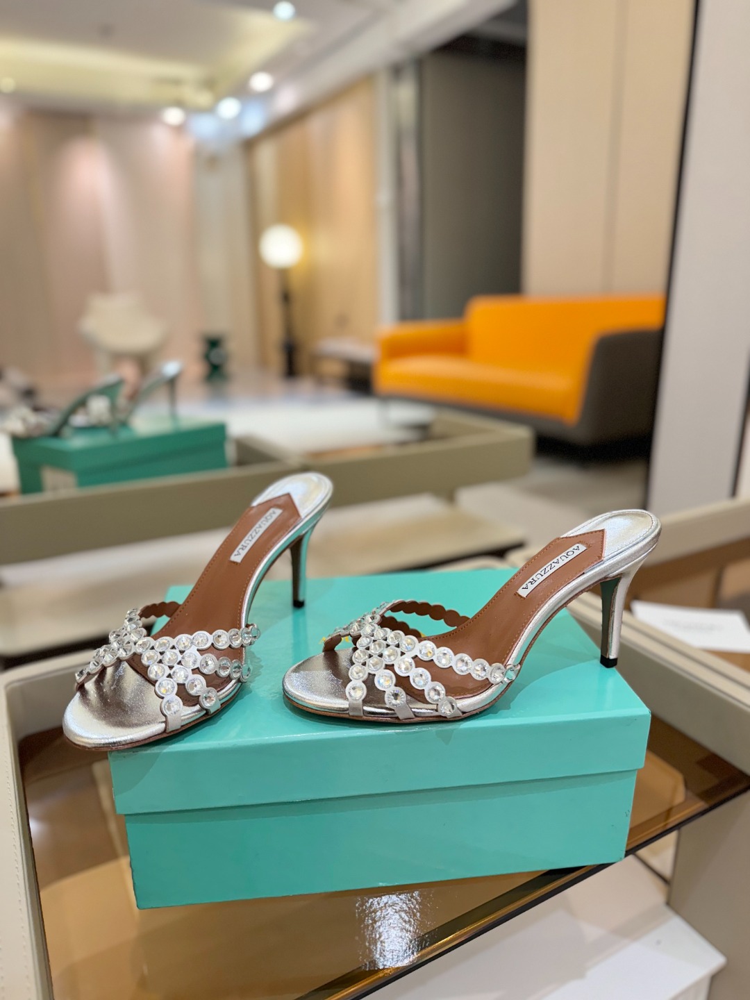 
Aquazzura   菠萝     𝐒𝐒  𝐧𝐞𝐰春夏新品高跟凉鞋。满满的钻，超闪 🌸((☀️⥎☀️