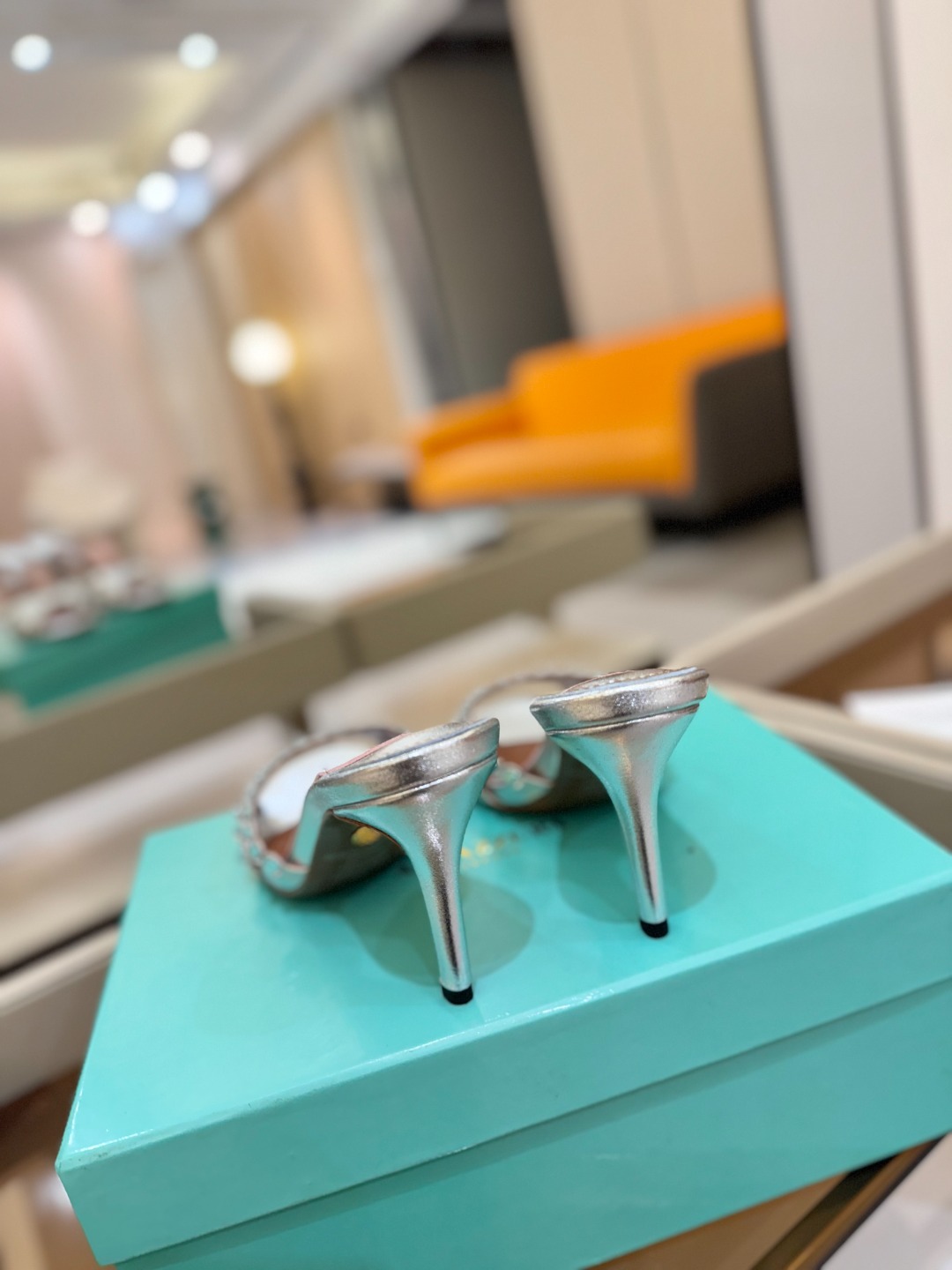 
Aquazzura   菠萝     𝐒𝐒  𝐧𝐞𝐰春夏新品高跟凉鞋。满满的钻，超闪 🌸((☀️⥎☀️