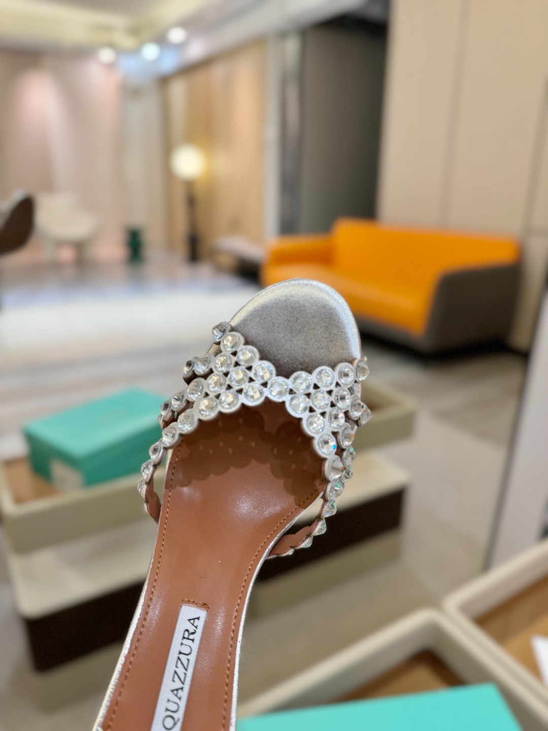 
Aquazzura   菠萝     𝐒𝐒  𝐧𝐞𝐰春夏新品高跟凉鞋。满满的钻，超闪 🌸((☀️⥎☀️
