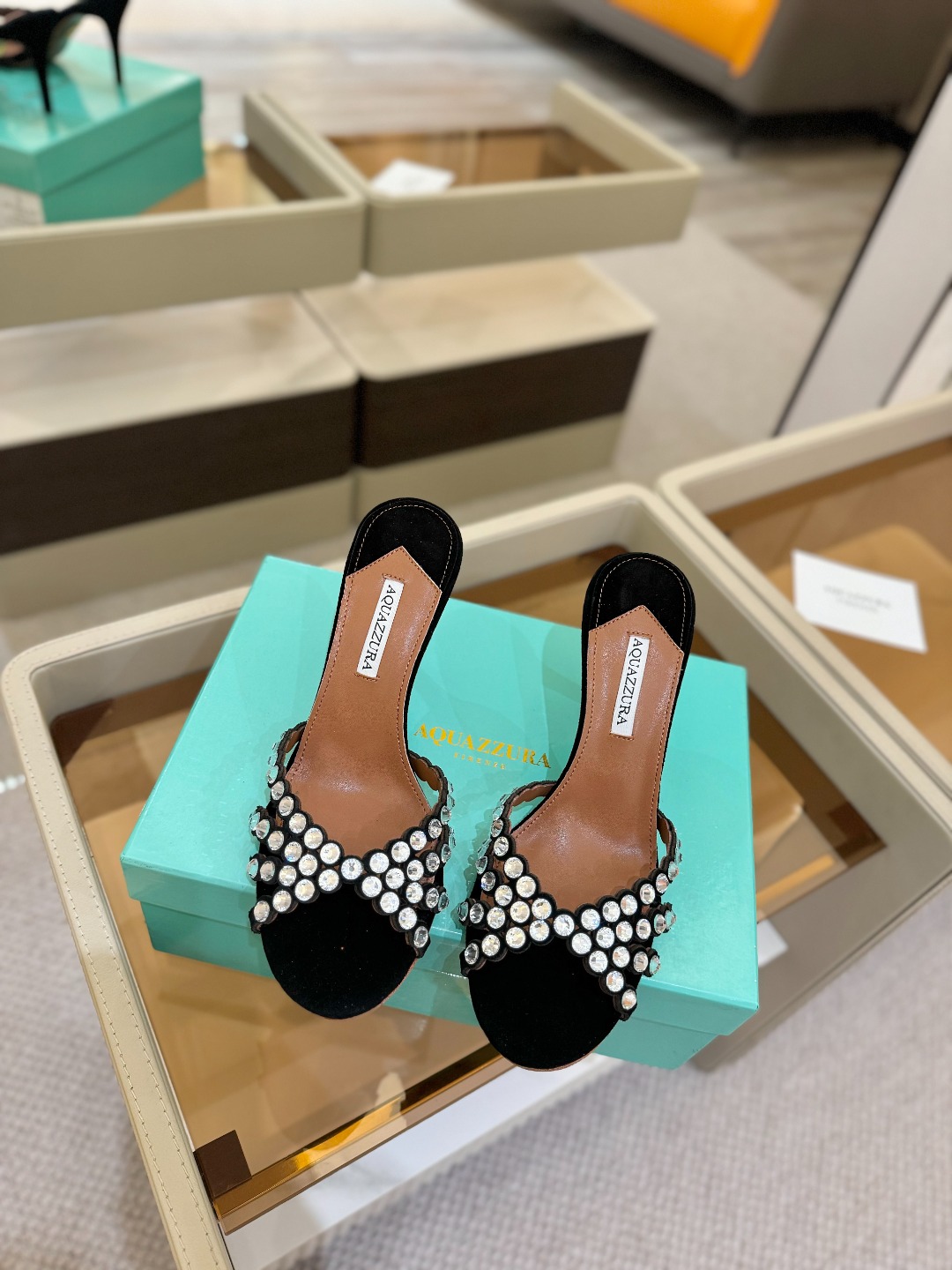 
Aquazzura   菠萝     𝐒𝐒  𝐧𝐞𝐰春夏新品高跟凉鞋。满满的钻，超闪 🌸((☀️⥎☀️