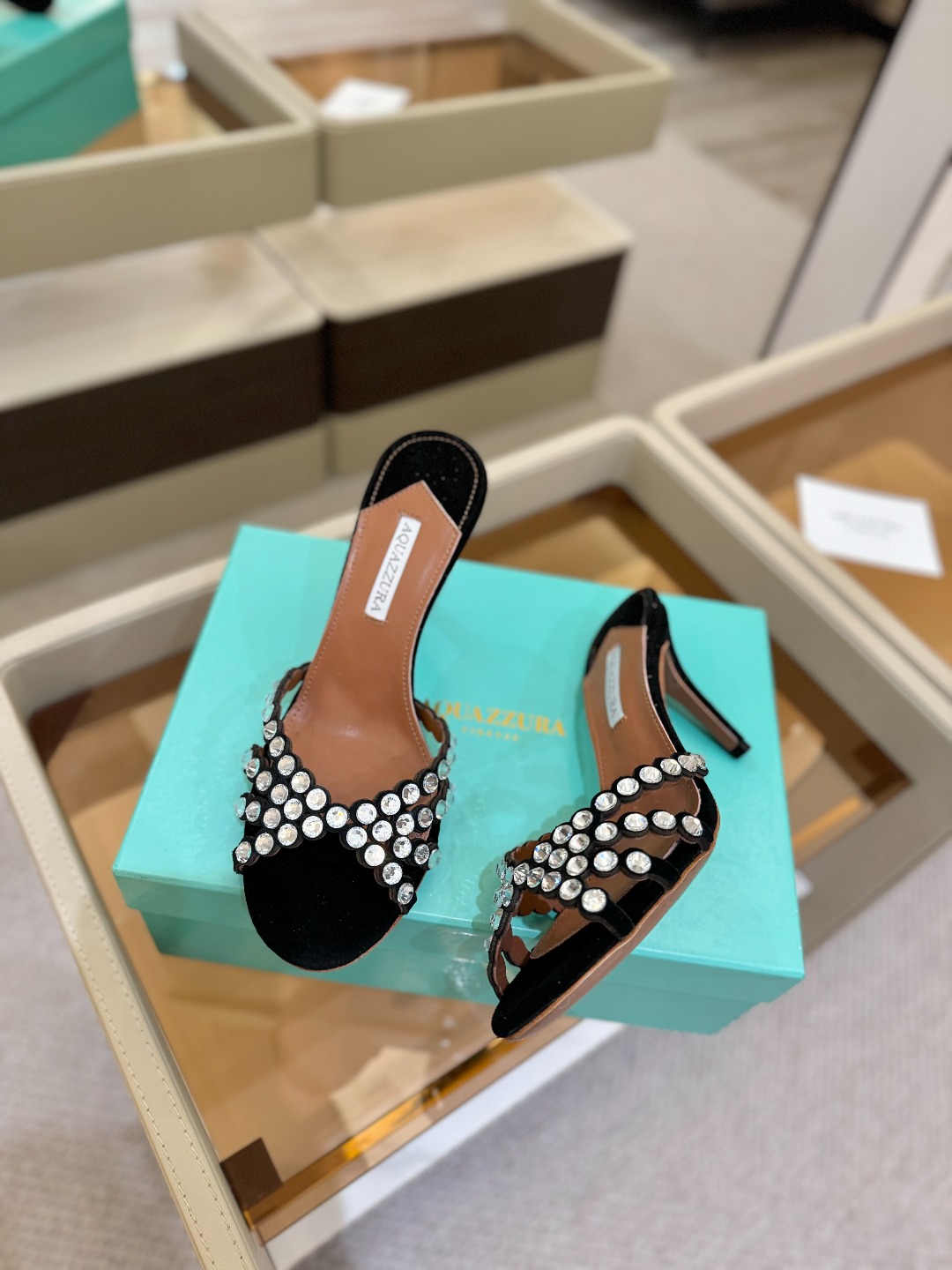 
Aquazzura   菠萝     𝐒𝐒  𝐧𝐞𝐰春夏新品高跟凉鞋。满满的钻，超闪 🌸((☀️⥎☀️