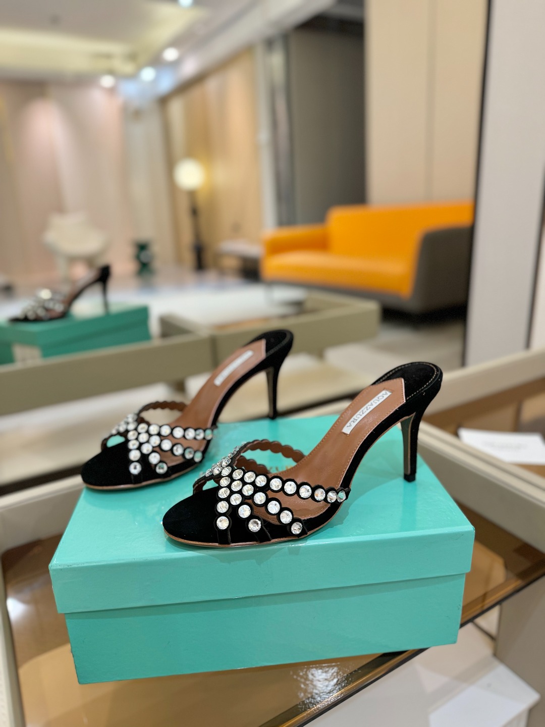 
Aquazzura   菠萝     𝐒𝐒  𝐧𝐞𝐰春夏新品高跟凉鞋。满满的钻，超闪 🌸((☀️⥎☀️