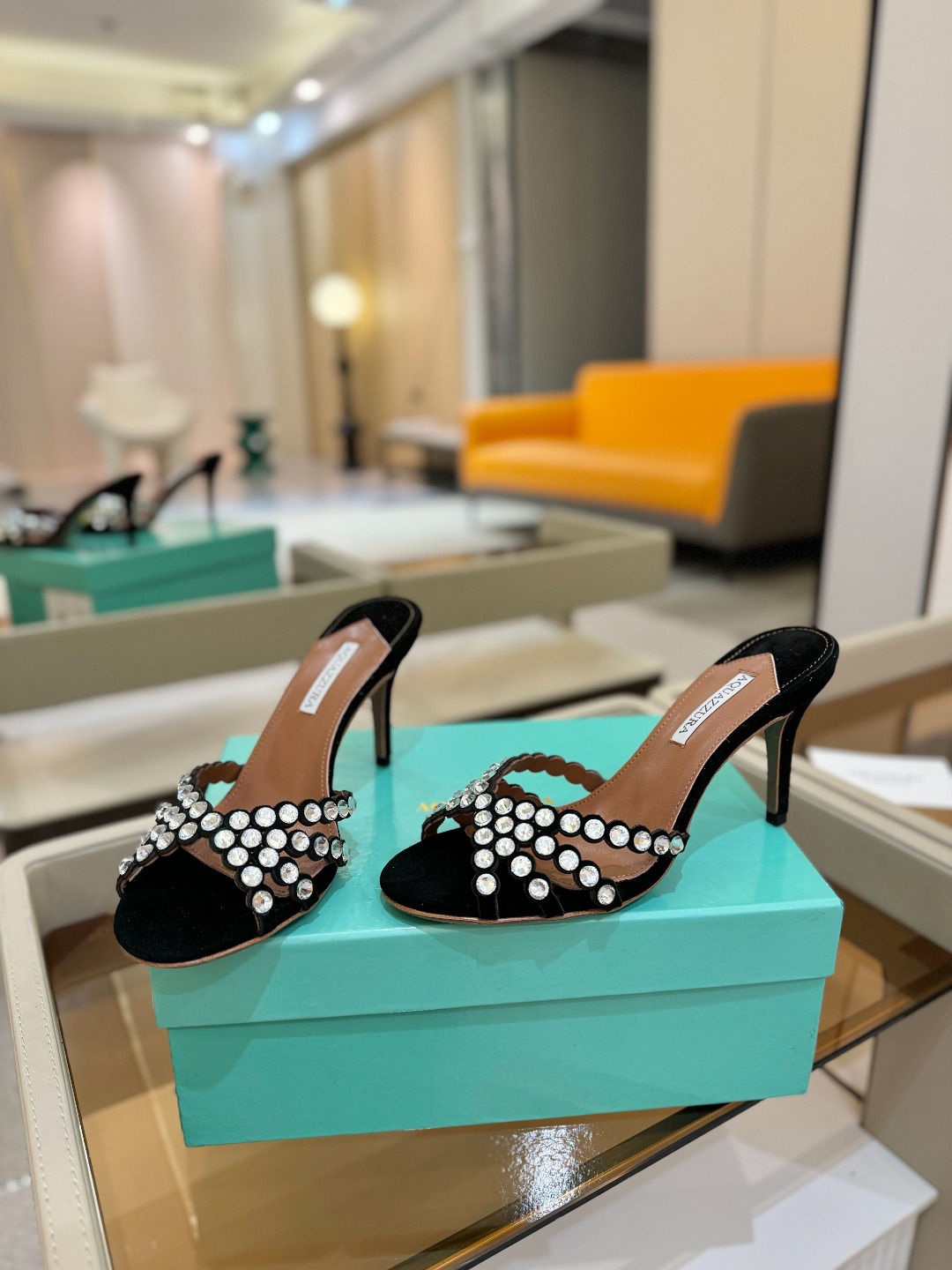 
Aquazzura   菠萝     𝐒𝐒  𝐧𝐞𝐰春夏新品高跟凉鞋。满满的钻，超闪 🌸((☀️⥎☀️