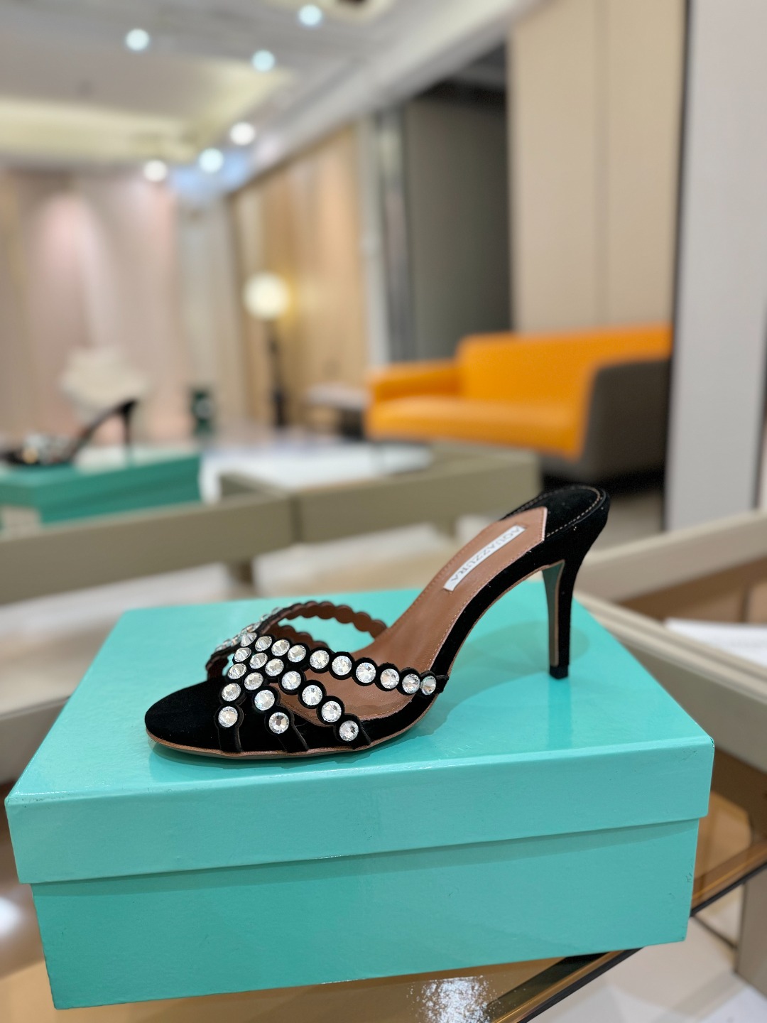 
Aquazzura   菠萝     𝐒𝐒  𝐧𝐞𝐰春夏新品高跟凉鞋。满满的钻，超闪 🌸((☀️⥎☀️