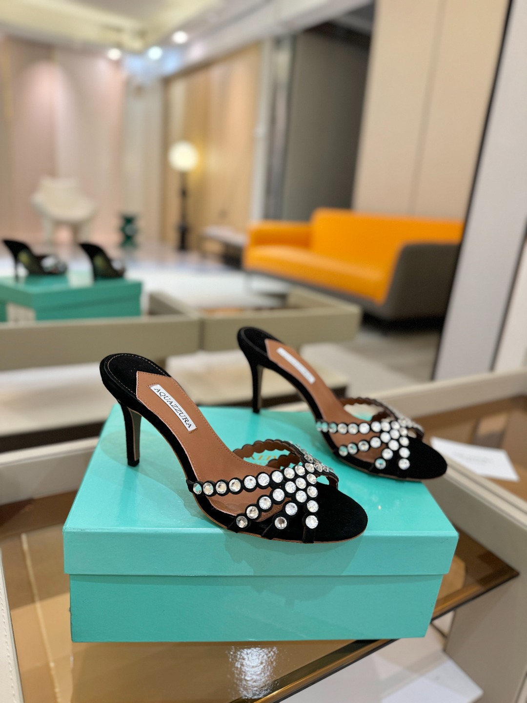 
Aquazzura   菠萝     𝐒𝐒  𝐧𝐞𝐰春夏新品高跟凉鞋。满满的钻，超闪 🌸((☀️⥎☀️
