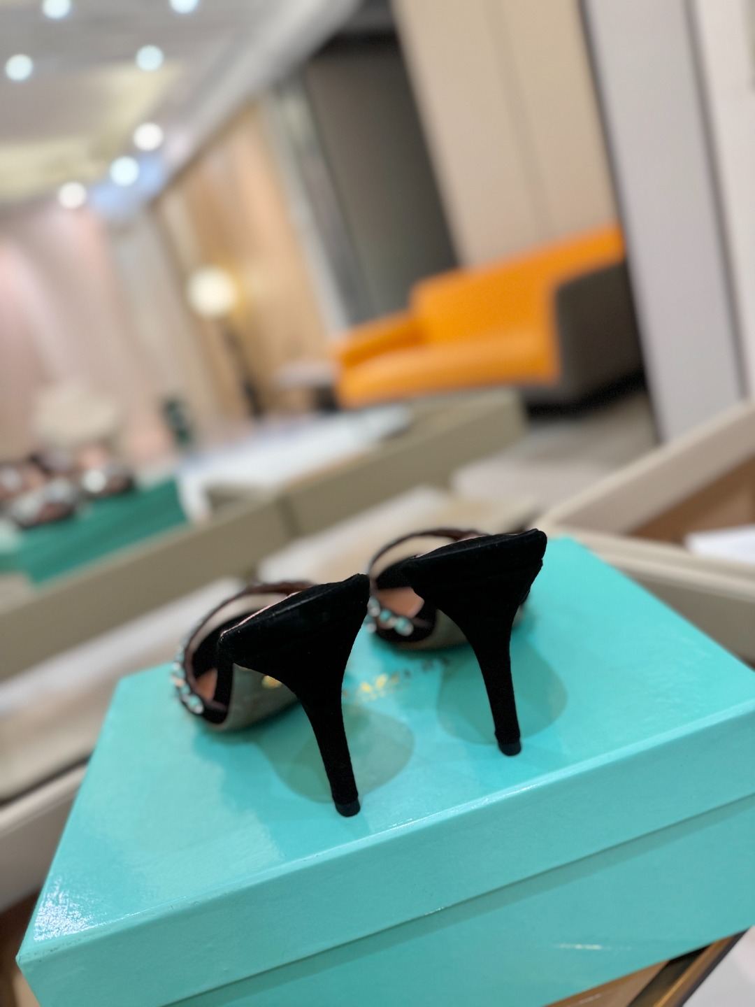 
Aquazzura   菠萝     𝐒𝐒  𝐧𝐞𝐰春夏新品高跟凉鞋。满满的钻，超闪 🌸((☀️⥎☀️