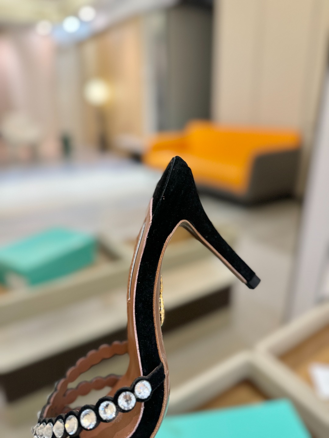 
Aquazzura   菠萝     𝐒𝐒  𝐧𝐞𝐰春夏新品高跟凉鞋。满满的钻，超闪 🌸((☀️⥎☀️