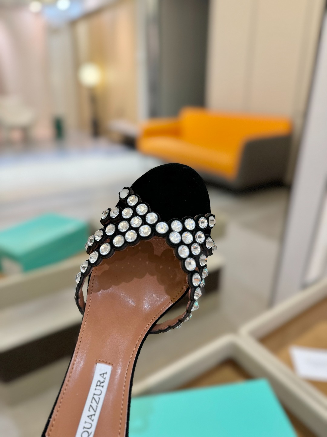 
Aquazzura   菠萝     𝐒𝐒  𝐧𝐞𝐰春夏新品高跟凉鞋。满满的钻，超闪 🌸((☀️⥎☀️