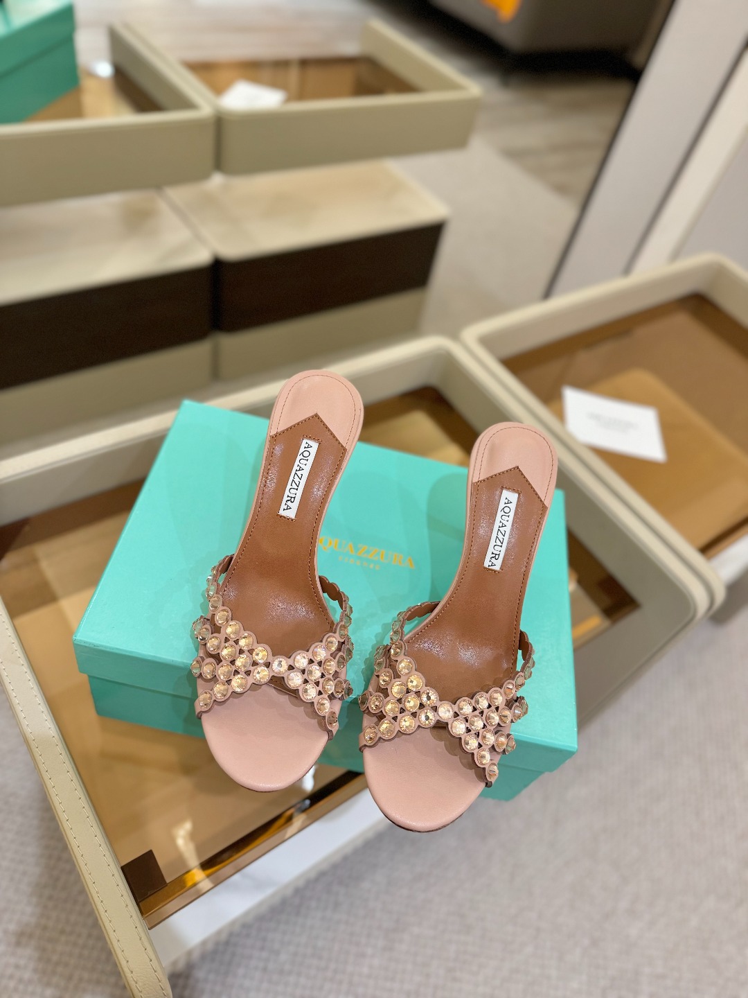 
Aquazzura   菠萝     𝐒𝐒  𝐧𝐞𝐰春夏新品高跟凉鞋。满满的钻，超闪 🌸((☀️⥎☀️