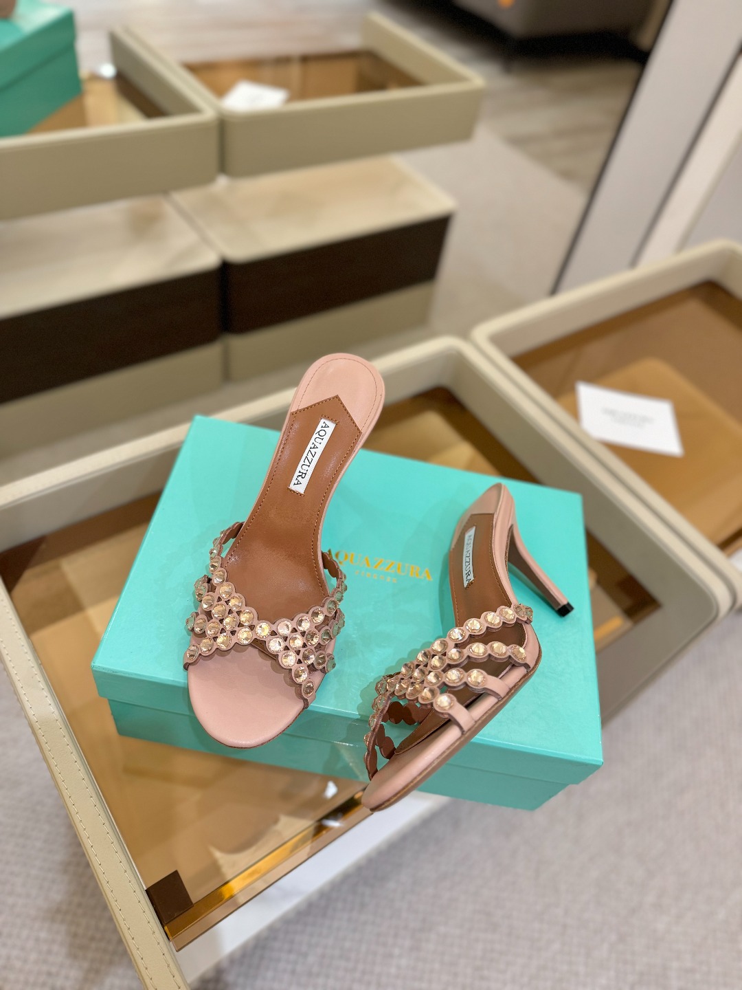 
Aquazzura   菠萝     𝐒𝐒  𝐧𝐞𝐰春夏新品高跟凉鞋。满满的钻，超闪 🌸((☀️⥎☀️