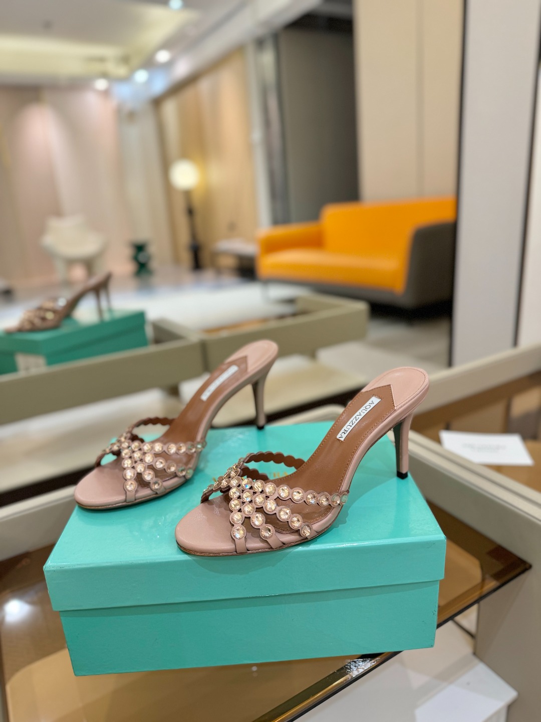 
Aquazzura   菠萝     𝐒𝐒  𝐧𝐞𝐰春夏新品高跟凉鞋。满满的钻，超闪 🌸((☀️⥎☀️