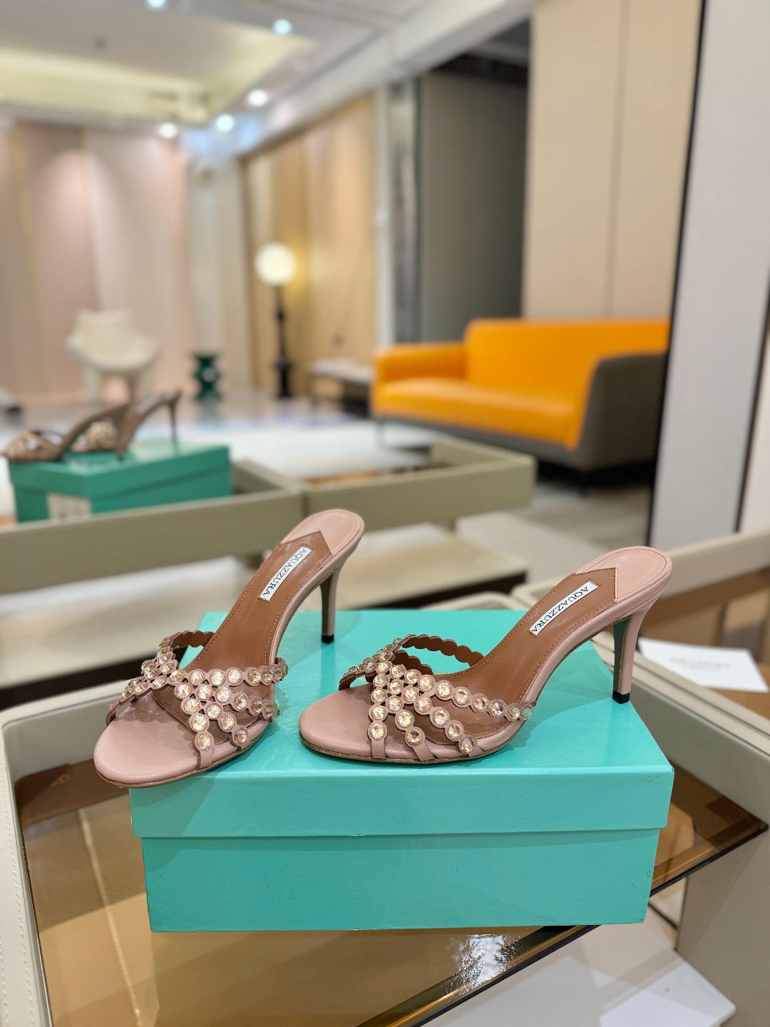 
Aquazzura   菠萝     𝐒𝐒  𝐧𝐞𝐰春夏新品高跟凉鞋。满满的钻，超闪 🌸((☀️⥎☀️