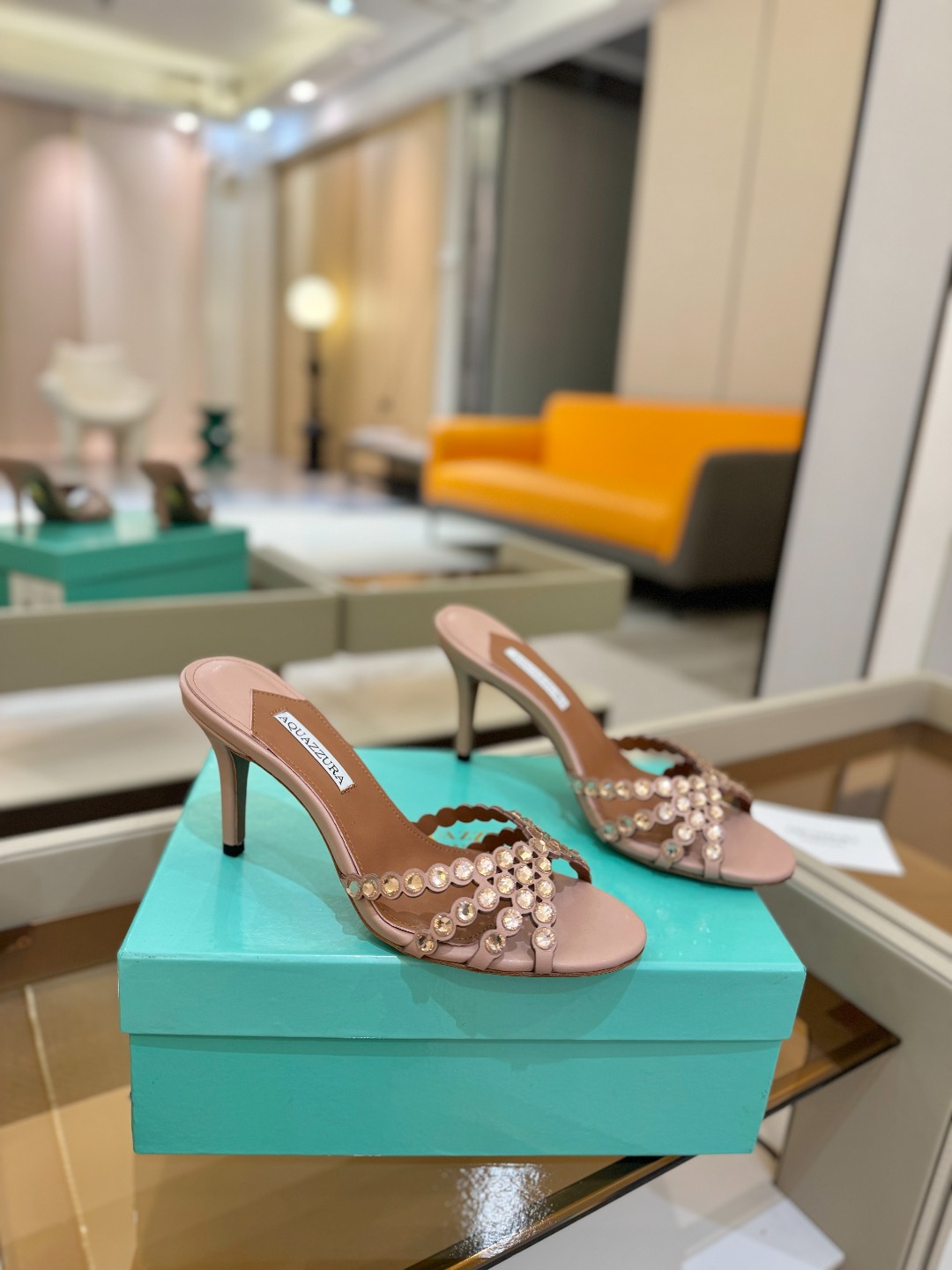 
Aquazzura   菠萝     𝐒𝐒  𝐧𝐞𝐰春夏新品高跟凉鞋。满满的钻，超闪 🌸((☀️⥎☀️