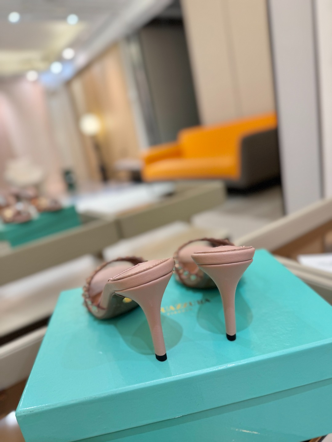 
Aquazzura   菠萝     𝐒𝐒  𝐧𝐞𝐰春夏新品高跟凉鞋。满满的钻，超闪 🌸((☀️⥎☀️