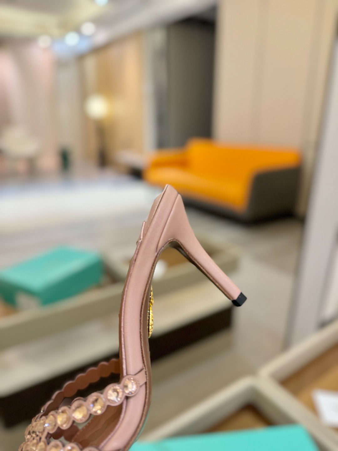 
Aquazzura   菠萝     𝐒𝐒  𝐧𝐞𝐰春夏新品高跟凉鞋。满满的钻，超闪 🌸((☀️⥎☀️