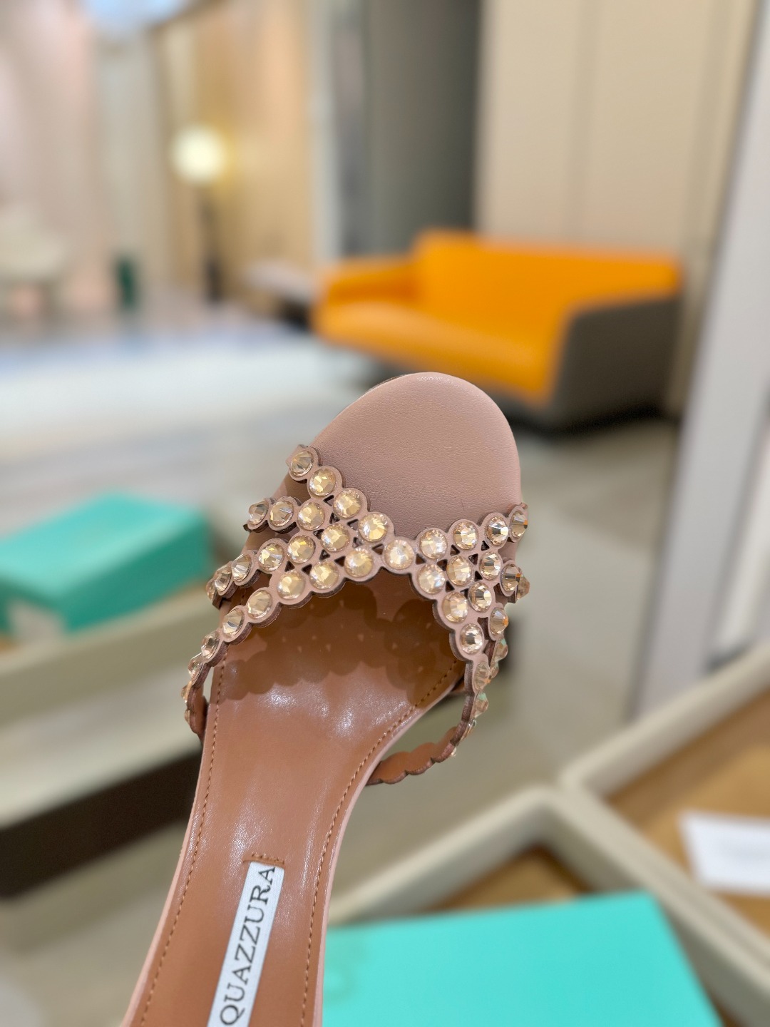 
Aquazzura   菠萝     𝐒𝐒  𝐧𝐞𝐰春夏新品高跟凉鞋。满满的钻，超闪 🌸((☀️⥎☀️