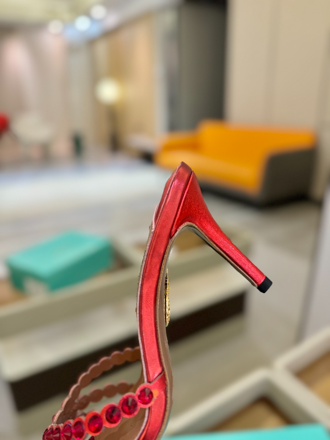 
Aquazzura   菠萝     𝐒𝐒  𝐧𝐞𝐰春夏新品高跟凉鞋。满满的钻，超闪 🌸((☀️⥎☀️
