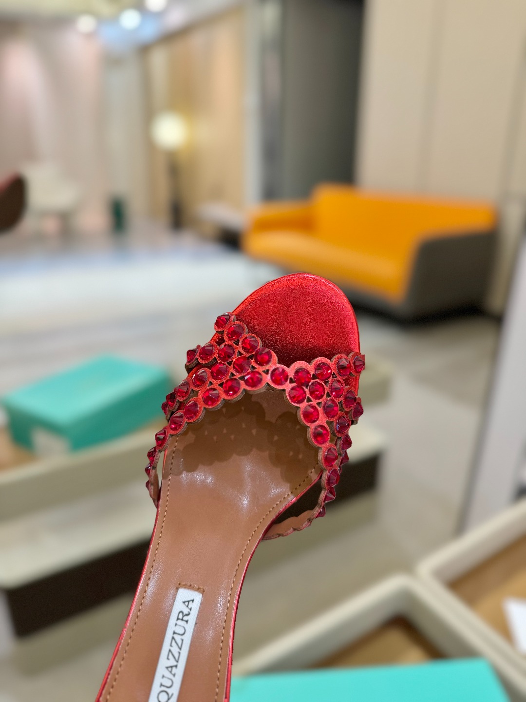
Aquazzura   菠萝     𝐒𝐒  𝐧𝐞𝐰春夏新品高跟凉鞋。满满的钻，超闪 🌸((☀️⥎☀️