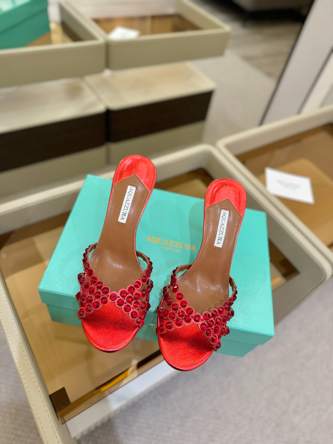 
Aquazzura   菠萝     𝐒𝐒  𝐧𝐞𝐰春夏新品高跟凉鞋。满满的钻，超闪 🌸((☀️⥎☀️