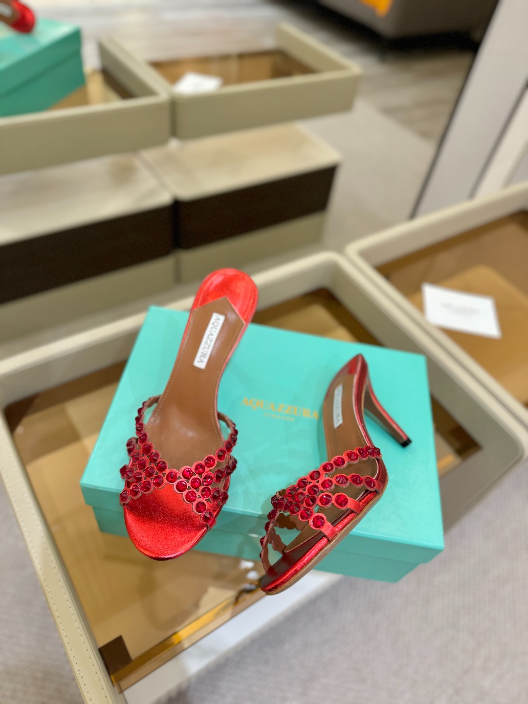 
Aquazzura   菠萝     𝐒𝐒  𝐧𝐞𝐰春夏新品高跟凉鞋。满满的钻，超闪 🌸((☀️⥎☀️