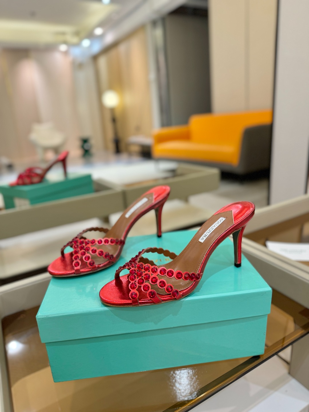 
Aquazzura   菠萝     𝐒𝐒  𝐧𝐞𝐰春夏新品高跟凉鞋。满满的钻，超闪 🌸((☀️⥎☀️