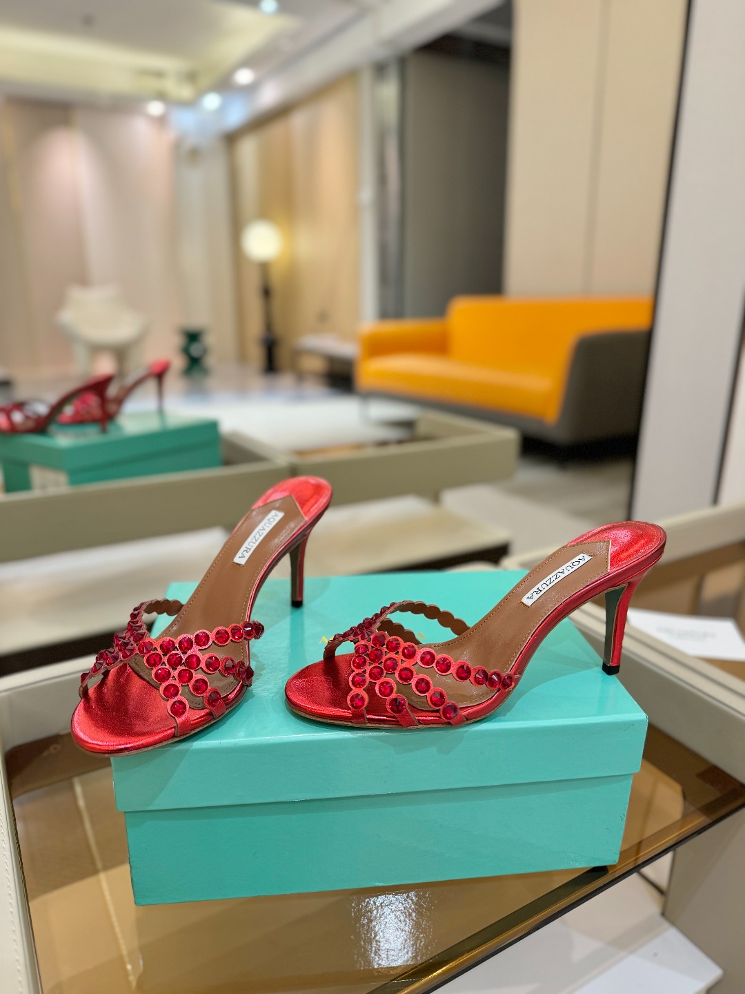 
Aquazzura   菠萝     𝐒𝐒  𝐧𝐞𝐰春夏新品高跟凉鞋。满满的钻，超闪 🌸((☀️⥎☀️