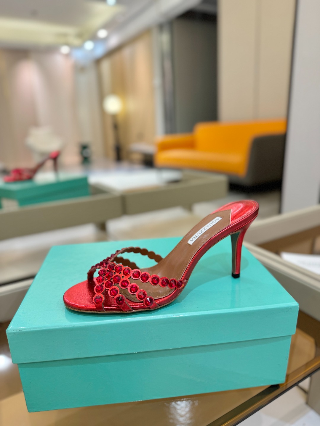 
Aquazzura   菠萝     𝐒𝐒  𝐧𝐞𝐰春夏新品高跟凉鞋。满满的钻，超闪 🌸((☀️⥎☀️