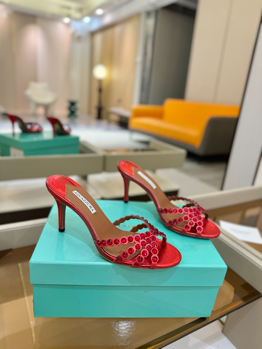
Aquazzura   菠萝     𝐒𝐒  𝐧𝐞𝐰春夏新品高跟凉鞋。满满的钻，超闪 🌸((☀️⥎☀️