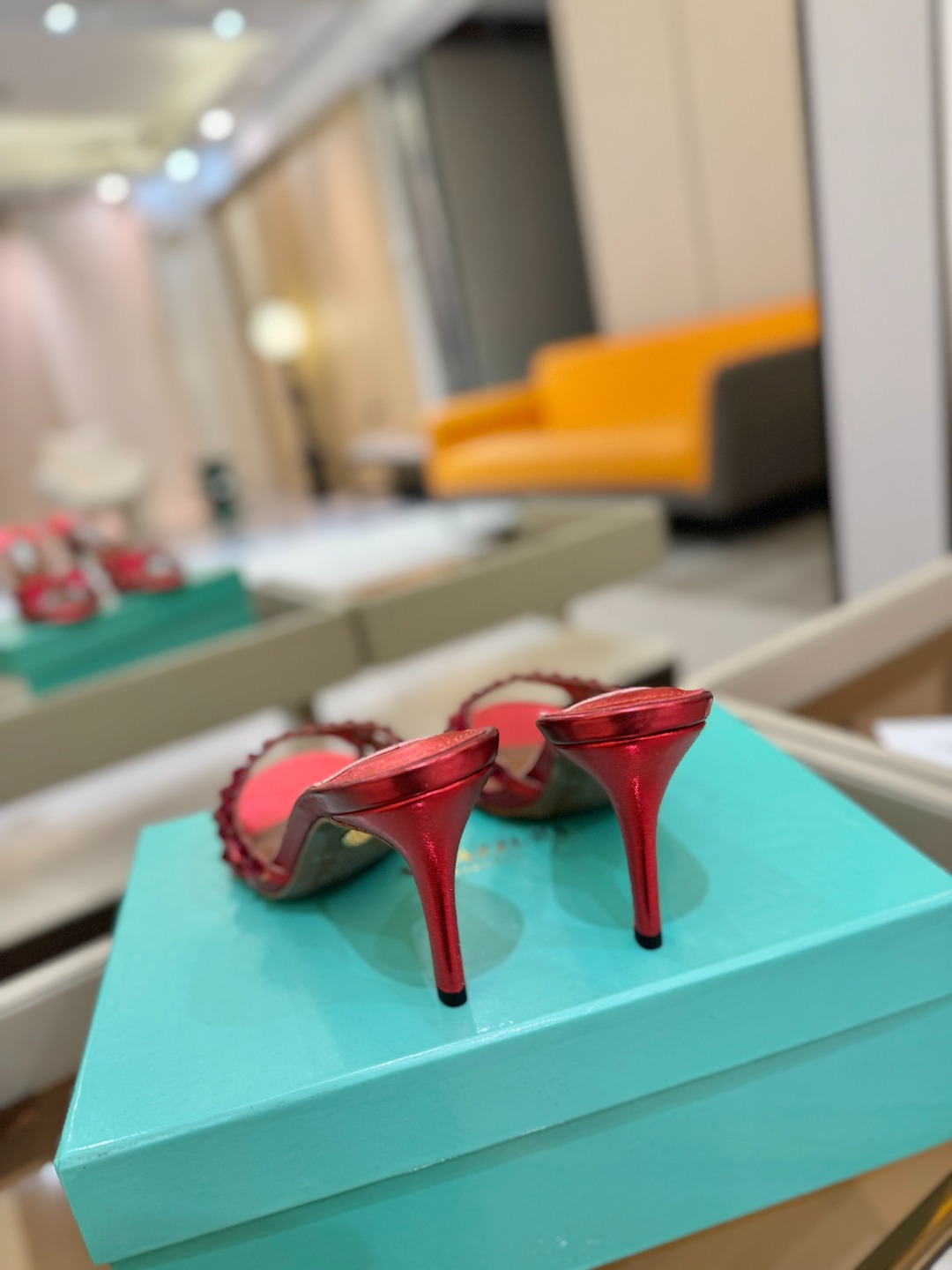 
Aquazzura   菠萝     𝐒𝐒  𝐧𝐞𝐰春夏新品高跟凉鞋。满满的钻，超闪 🌸((☀️⥎☀️